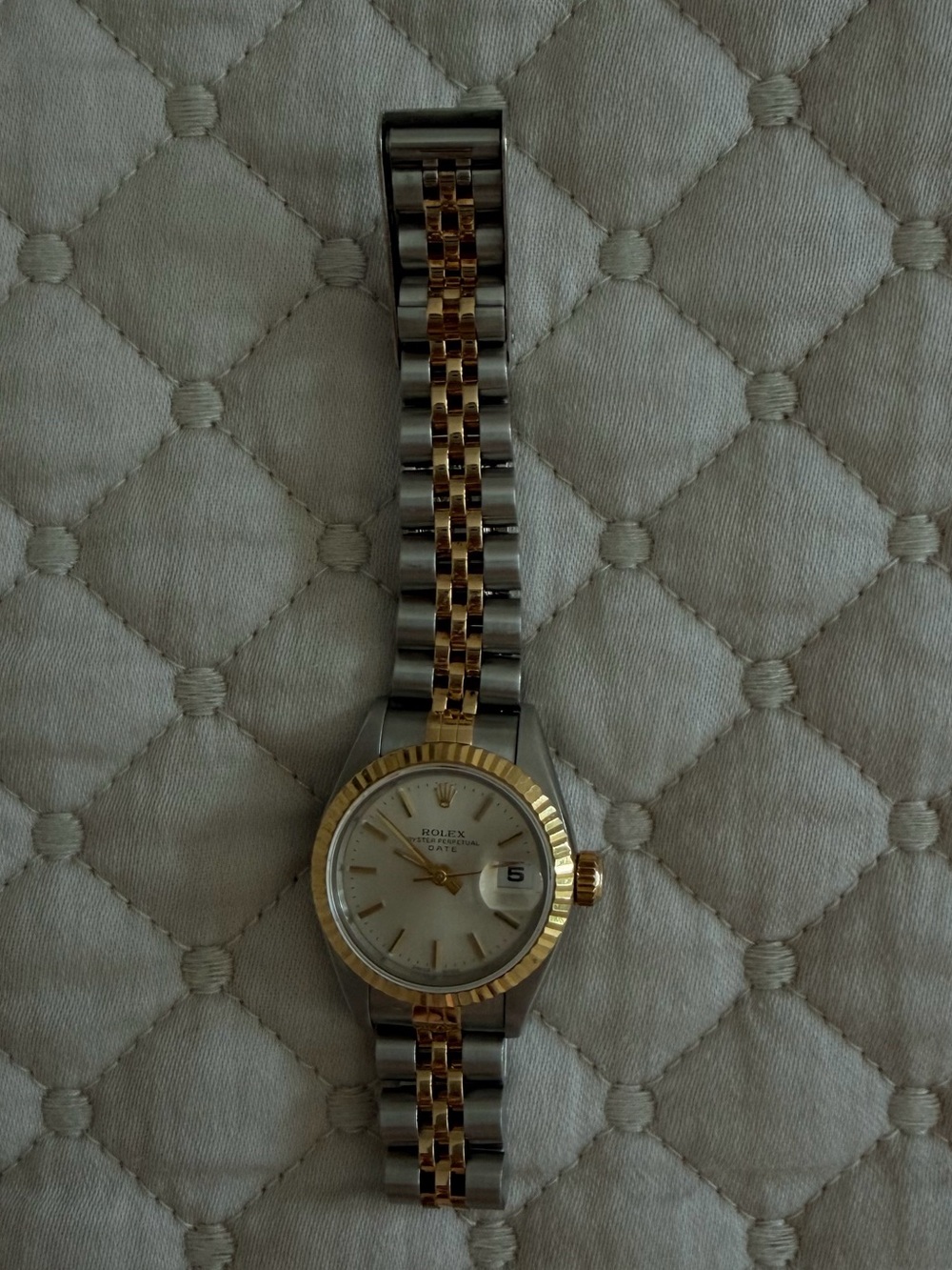 Rolex Datejust 26mm. Silver dial, fluted bezel two tone yellow gold jubilee. - Picture 6 of 10